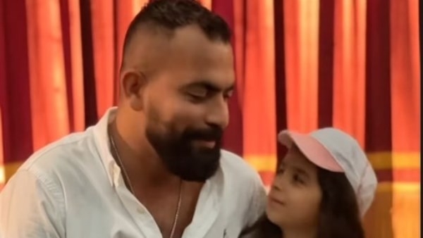 «حضن مؤقت».. خالد عليش يلجأ للذكاء الاصطناعي لرؤية ابنته