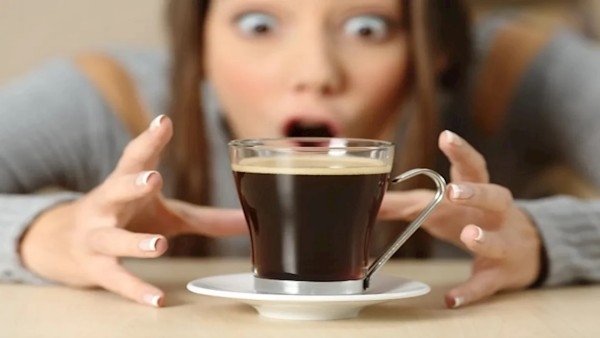"وداعًا للقهوة" طبيبة تكشف التوقيت الأمثل للتوقف عن تناولها