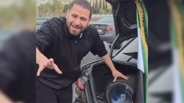 فيديو .. السوري بدر الدين جحا ملاحق وحياته في خطر لرده على دعوات اعتناق الإسلام في الشوارع بترانيم مسيحية إيمانا منه بالمساواة والحرية الدينية