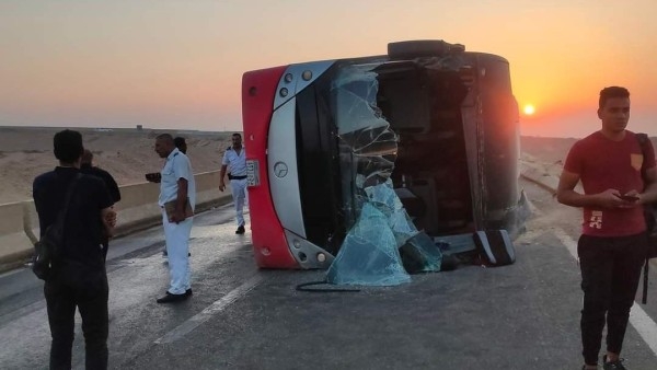 إصابة 8 أشخاص في حادث انقلاب أتوبيس على طريق برج العرب