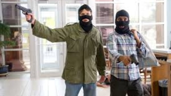 سطو مسلح في قلب المهندسين.. ملثمون يقتحمون محل جواهرجي ويستولون على الذهب تحت تهديد السلاح