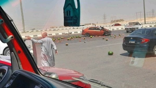 بطيخ على الأسفلت.. حادث تصادم مروع على طريق الواحات