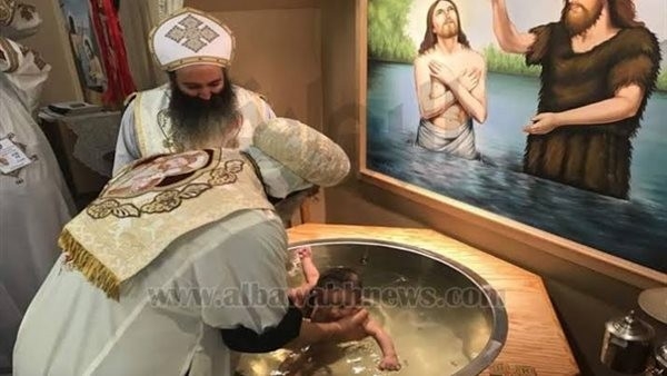 صور ..نرصد فرحة الأسر المسيحية في لحظات المعمودية المقدسة