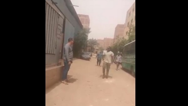 فيديو .. طالب يتهم جاردات مدير مدرسة خاصة بالسلام بالاعتداء عليه وعائلته : سيحوا دمنا