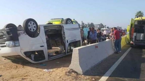 انقلاب ميكروباص على الطريق الأوسطي يُصيب 9 أشخاص.. والدفع بـ 10 سيارات إسعاف