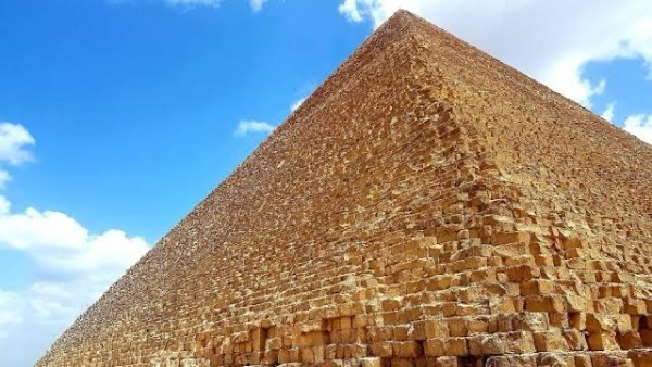 بناء غامض يظهر بالقرب من الأهرامات يثير الجدل.. ما قصته؟