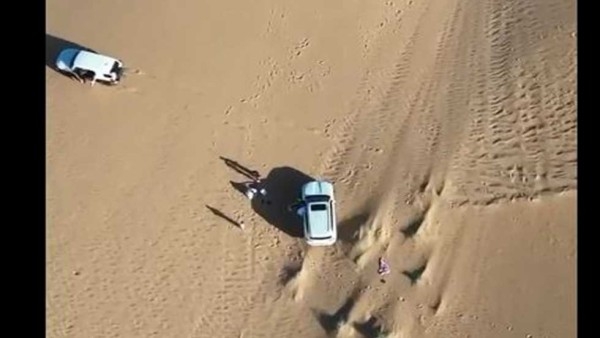 شربوا ماء «الراديتر» وأكلوا من الشجر.. لحظة إنقاذ عائلة سعودية في الصحراء (فيديو)