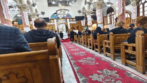 بالفيديو ..أسرة «جورج» أحد ضحايا بيارة صرف صحي الإسكندرية يصلون علي جثمانه بكنيسة مارجرجس