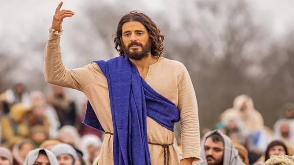 فيديو .. جوناثان رومي مجسد دور المسيح في "The Chosen"يزور كنيسة شهداء ليبيا بمصر ويلتقي بعائلات الشهداء .. مريم الصغيرة مرشدته السياحية