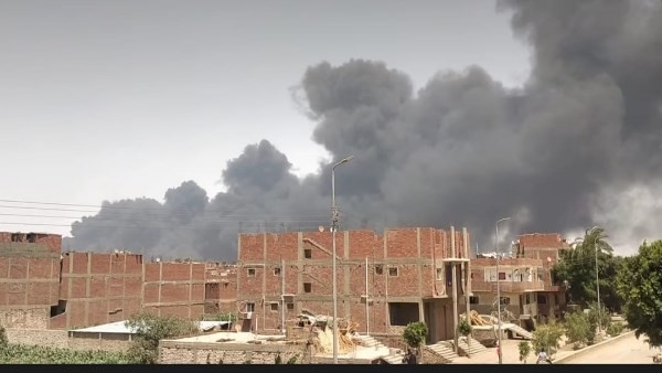 سحابة سوداء تغطى سماء الصف.. والأهالي: حرق القطران في مصنع الكوك
