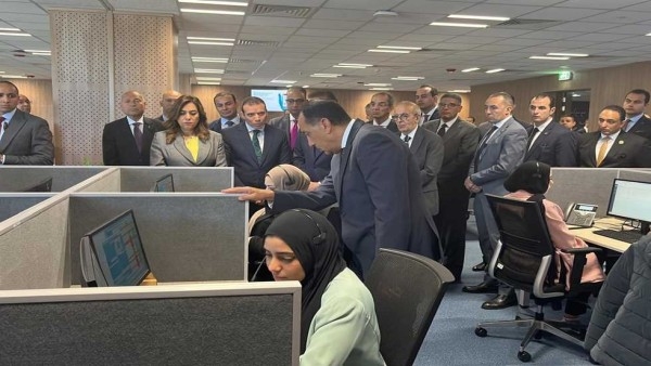 «هتعمل ايه بتليفوني؟».. رئيس الوزراء يستمع لمكالمة مواطن داخل «كول سنتر» هيئة الإسعاف