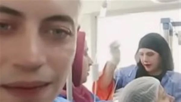 فيديو لـ بلوجر من غرفة العمليات يشعل غضب السوشيال ميديا: "هل وصلت المتاجرة للولادة؟!"