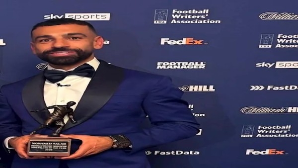 شرف عظيم.. محمد صلاح يعلق على فوزه بجائزة أفضل لاعب في العام