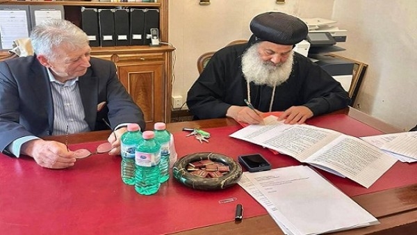 نيافة الأنبا برنابا يوقع عقد لشراء كنيسة جديدة بروما