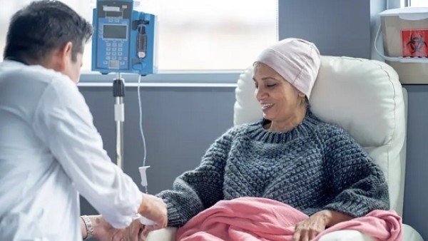علاجات أقصر أو أقل "جذرية" تثبت فعاليتها في بعض أنواع السرطان