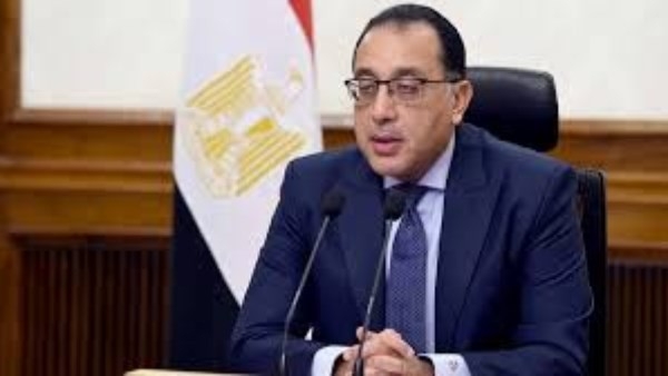 رئيس الوزراء يستقل الأتوبيس الترددى لتفقد التشغيل التجريبي