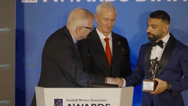محمد صلاح يتسلم جائزة أفضل لاعب في الدوري الإنجليزي بحفل رابطة الكتاب