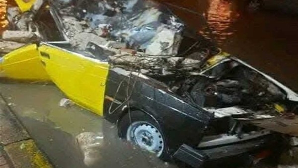 انفجر بهم التاكسي تحت المطر.. إصابة السائق وفتاتين من جنسية عربية بحروق (صور)