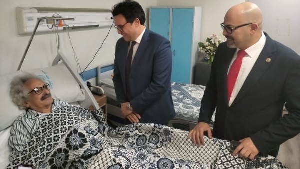 «بعد جراحة تغيير مفصل».. وزير الثقافة يزور الكاتب صنع الله إبراهيم ويطمئن قراءه على حالته