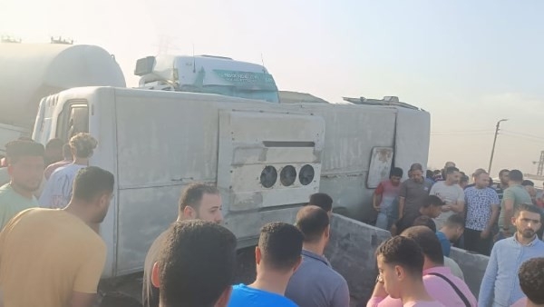 إصابة 20 راكب في حادث تصادم تريلا بأتوبيس أعلى الطريق الإقليمي بالشرقية