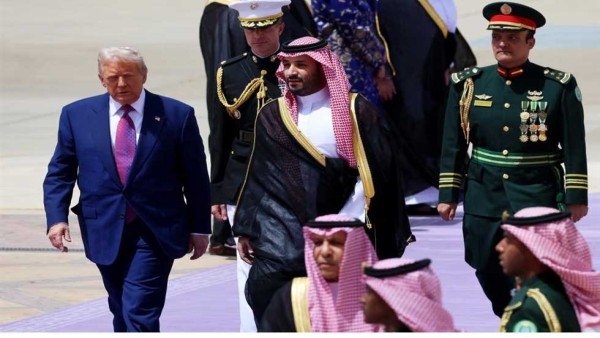 «بن سلمان» في مقدمة مودعيه.. ترامب يغادر السعودية إلى قطر (فيديو)
