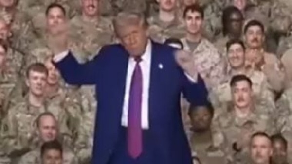 ترامب يرقص أمام الجنود الأمريكيين فى قاعدة العديد بقطر.. فيديو