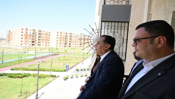 رئيس الوزراء يسلم عددا من عقود «سكن لكل المصريين» بمدينة أكتوبر الجديدة