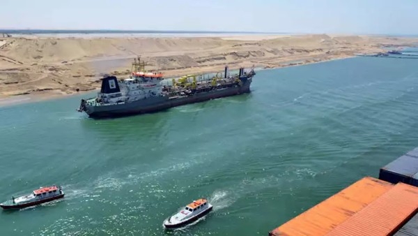 ما مصير إيرادات قناة السويس بعد الضربة الأمريكية لإيران؟