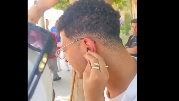 شاهد .. استخراج "سماعة غش" من أذن طالب "بالملقاط".. وزملاءه: جت سليمة