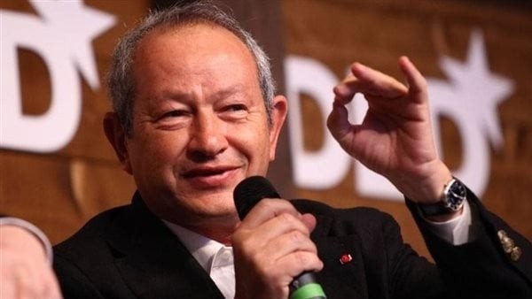 بقلب أحمر ووجه مبتسم، ساويرس يستخدم تليفون توفيق الدقن للتهنئة بعيد الأضحى