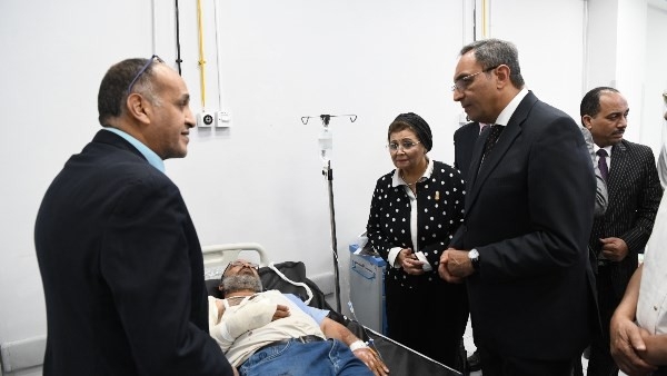 صرف مساعدات عاجلة لأسر المصابين والمتوفى من مراقبي لجان الثانوية العامة في حادث بقنا