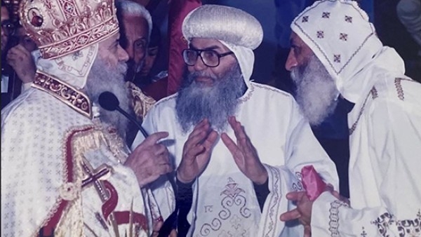 اليوبيل الذهبى لرهبنة القمص تادرس الباخومى " سيم بيد المتنيح قداسة البابا شنودة الثالث عام 1975 "