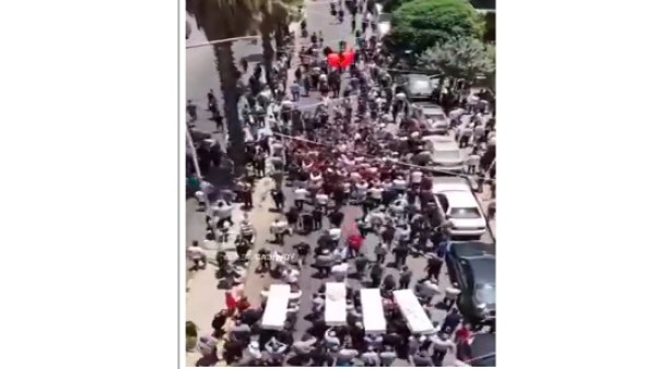 فيديو .. راحوا عند يسوع .. مشاهد مؤلمة في جنازة شهداء تفجير كنيسة مار إلياس في دمشق .. جلست أسرة تبكي عند قبر ابنتهم