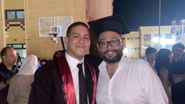 فرحت قلبي يا ميزو.. أحمد رزق يحتفل بتخرج نجله