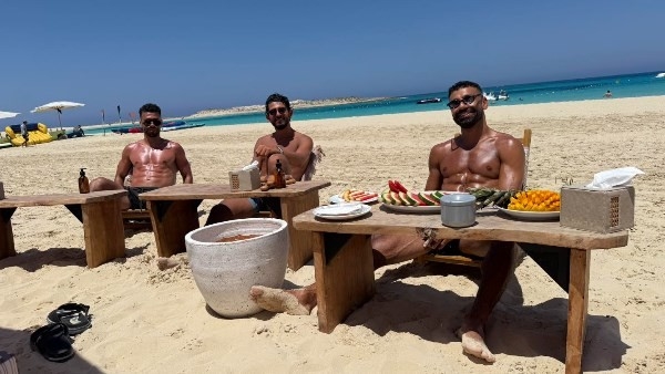 محمد صلاح يشارك صورة مع عبد الله السعيد وأحمد حجازي خلال إجازة الصيف