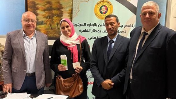 مامور جمرك بالمطار يعثر على مبلغ مالي كبير ويتم تسليمة لراكبة مصرية