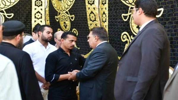 محافظ الدقهلية يقدم واجب العزاء لأسرة السائق الشهيد خالد شوقي