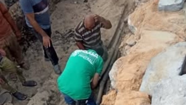 الكهرباء: بدء عبور المواسير والكابلات أسفل خطوط السكة الحديد تمهيدًا إطلاق التيار الكهربائي