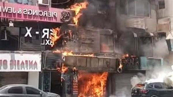 بالصور.. حريق ضخم في محل تجاري بشارع فيصل يمتد إلى الطوابق العلوية