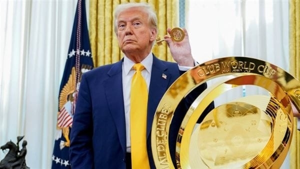 سقطة رئيس أمريكا، حقيقة سرقة ترامب ميدالية ذهبية أثناء تتويج تشيلسي بمونديال الأندية (فيديو)