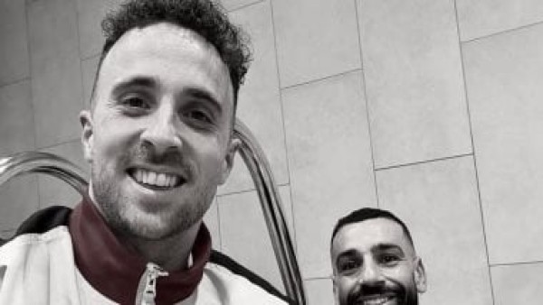 السيلفى الأخير بين محمد صلاح وجوتا في ليفربول