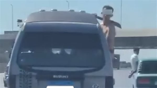 يحمل سيفًا ويهدد المارة في سيارة، شاب يثير الرعب بالطريق الصحراوي (فيديو)