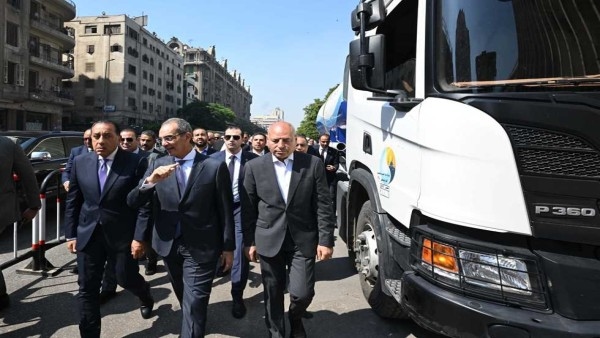 رئيس الوزراء يتابع جهود استعادة خدمات الاتصالات التي تأثرت جراء حريق سنترال رمسيس (صور)