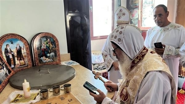 نيافة الأنبا قزمان يدشن عددًا من الأواني المقدسة الخاصة بخدمة المذبح
