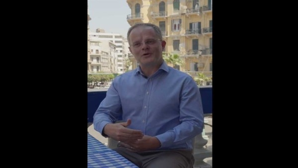«مصر طبق بسبوسة» ولوحتي ستضم سيوة وسوهاج.. آخر لحظات السفير البريطاني قبل مغادرة منصبه (فيديو)