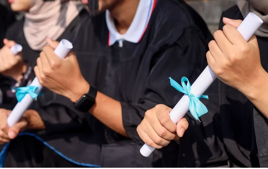 Give early school leavers structured pathways, say experts
