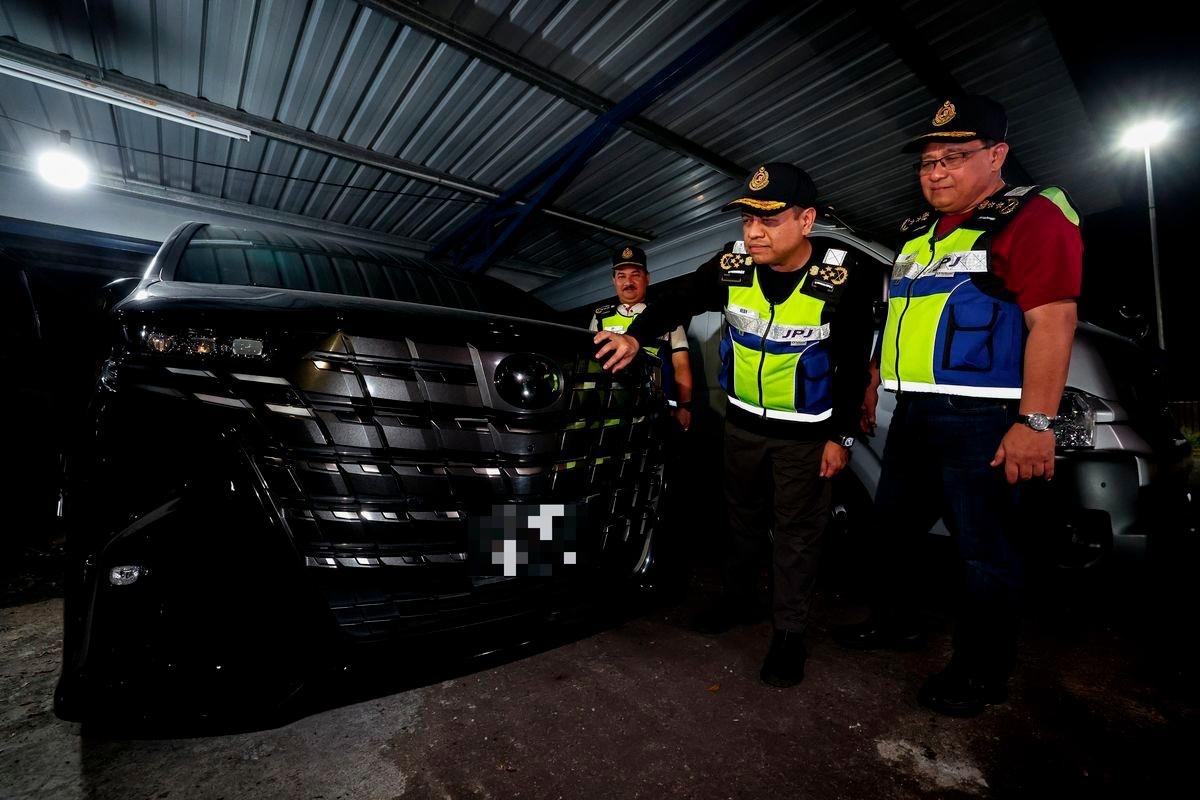 Singaporean e-hailing vehicles detained in Johor for illegal operations