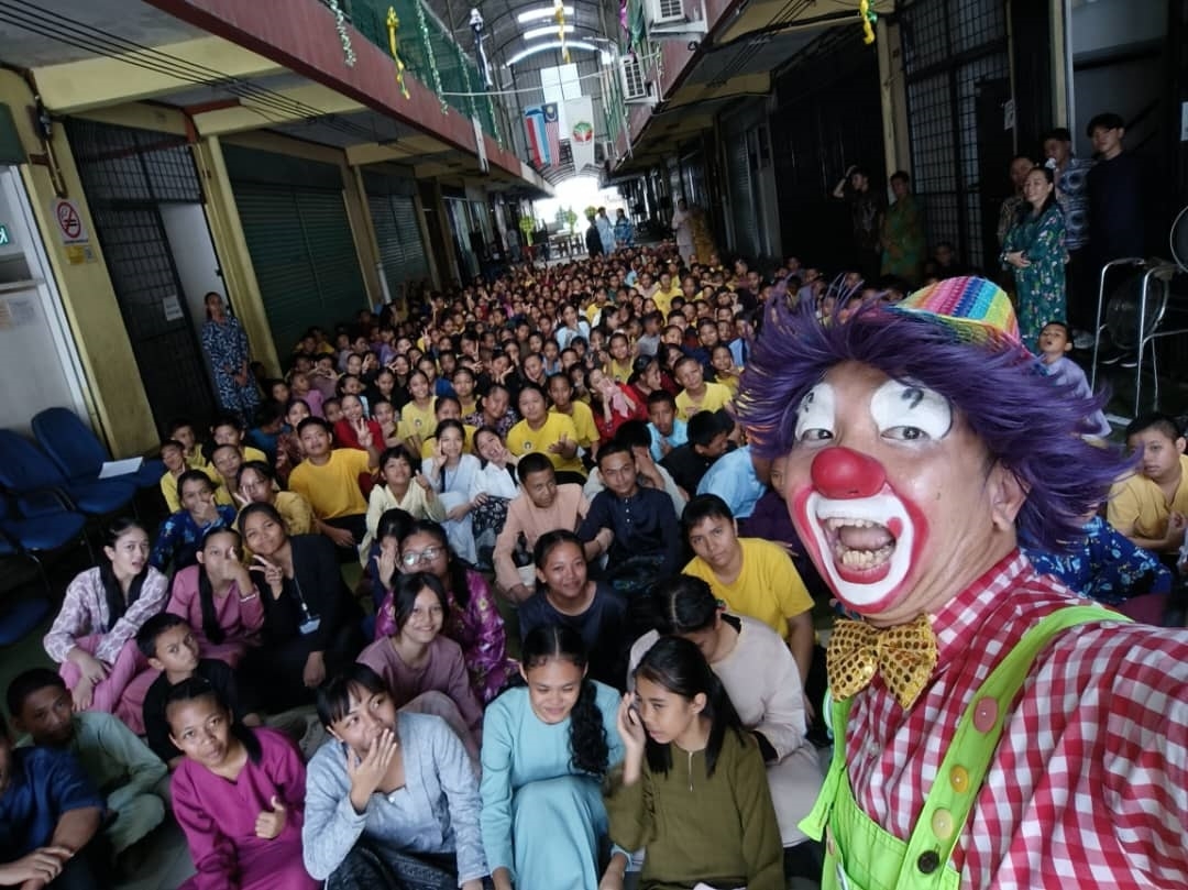 Tawau lad shines in International Clown Show in United States
