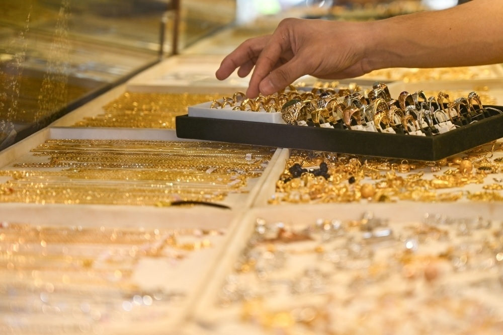 Domestic trade enforcers raid Perak jeweller using fake trademark on gold rings, earrings