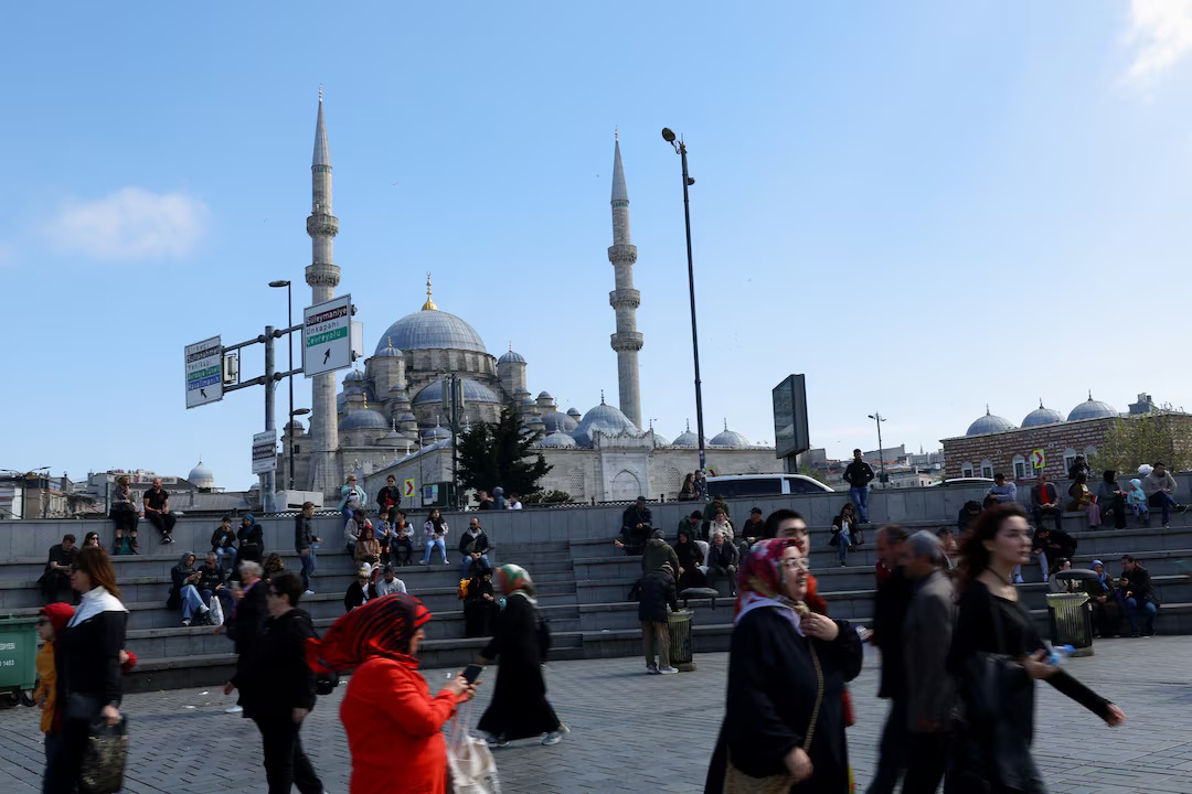 Powerful earthquake shakes Istanbul, dozens hurt jumping from buildings